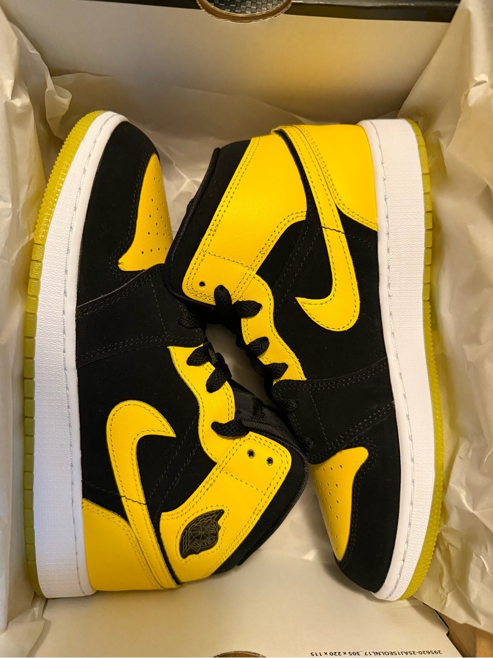 AIR JORDAN 1 MID SE (GS) Boys size 7Y
BRAND NEW - Picture 3 of 15
